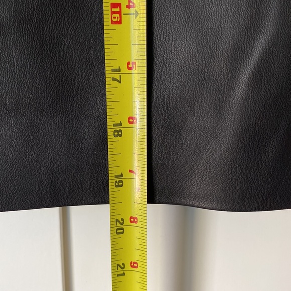 New..H&M black pleather mini skirt - Picture 3 of 8